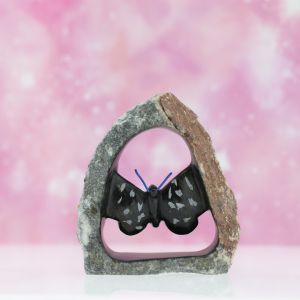 Handgemaakt stenen vlinderbeeld met glad gepolijste vleugels met hierin structuren gecarved; uniek kleurpatroon door het gebruik van ruwe rots in combinatie met gepolijste delen, uit Zimbabwe.